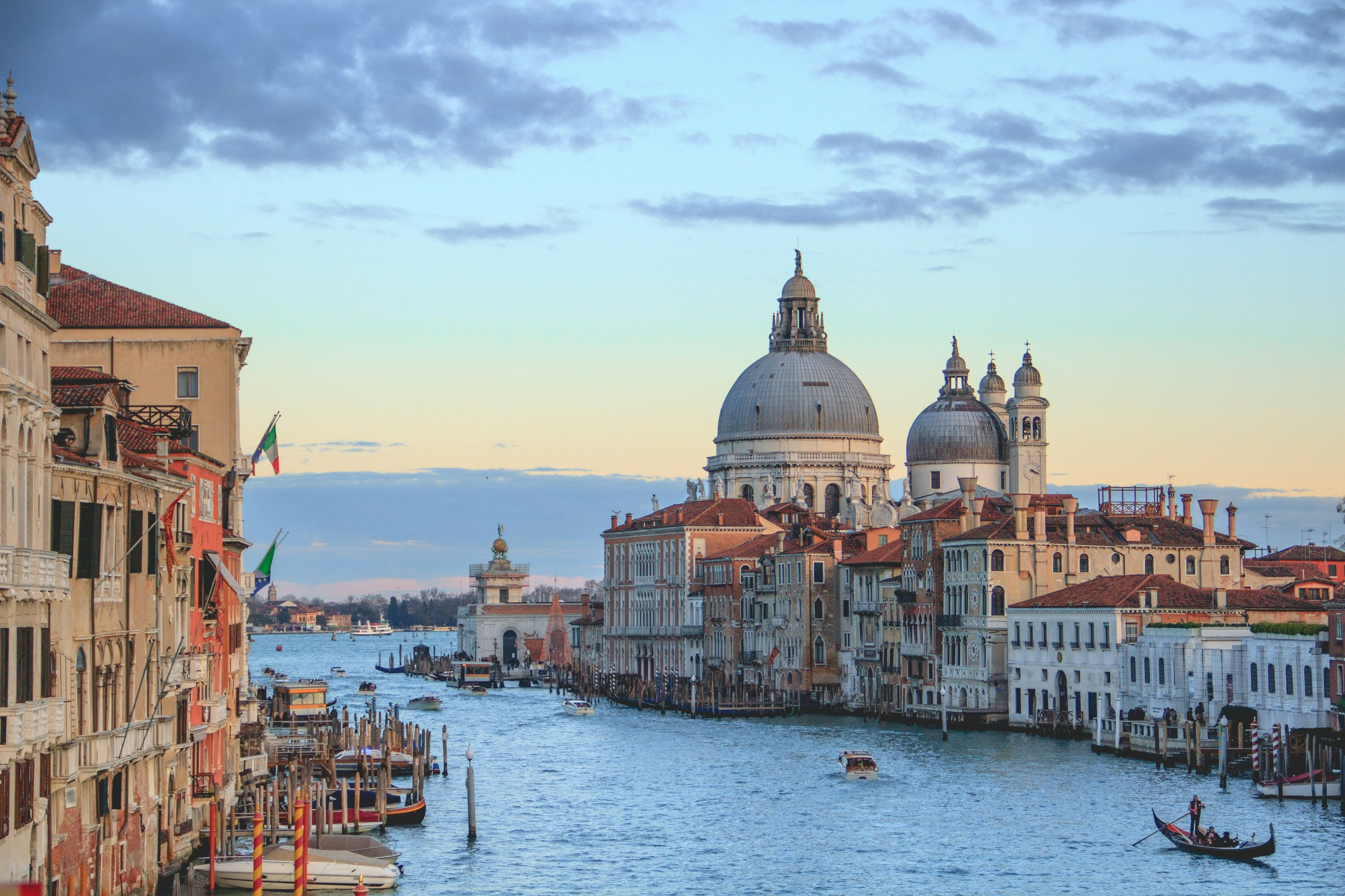 Venice: Your ultimate guide to Italy’s enchanting city of canals. Find out the top attractions, hidden spots, and travel tips to make the most of your visit.
